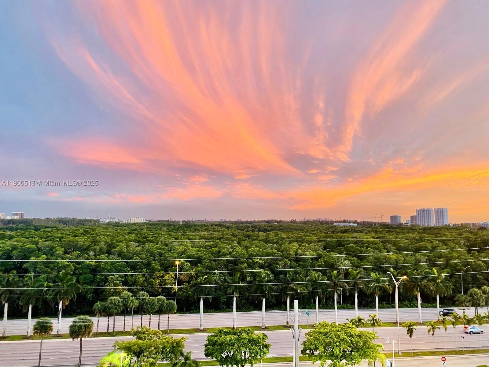 STRATFORD HOUSE CONDO - фото