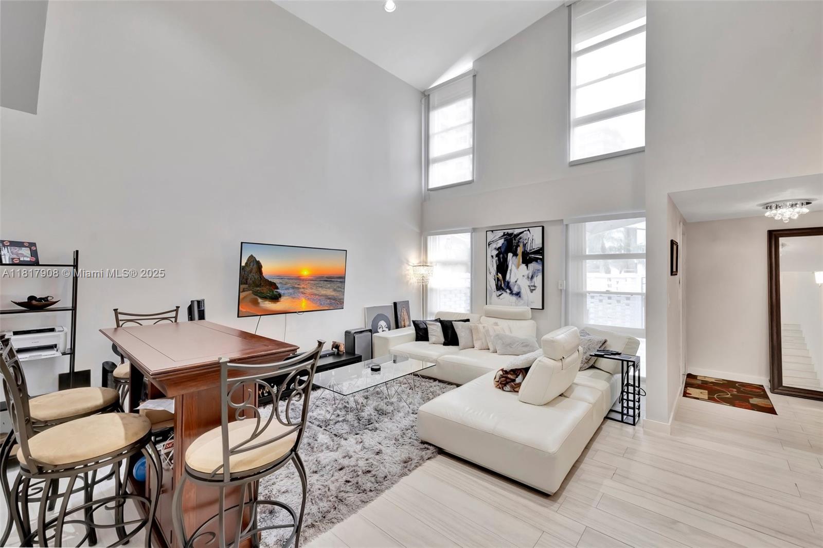 COMMODORE PLAZA CONDO - фото