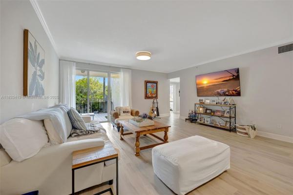 THE RESERVE OF PINECREST