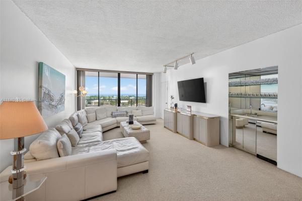 20281 E COUNTRY CLUB DR #704, AVENTURA, FL 33180