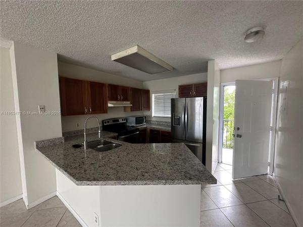 LAKESHORE AT UNIVERSITY P