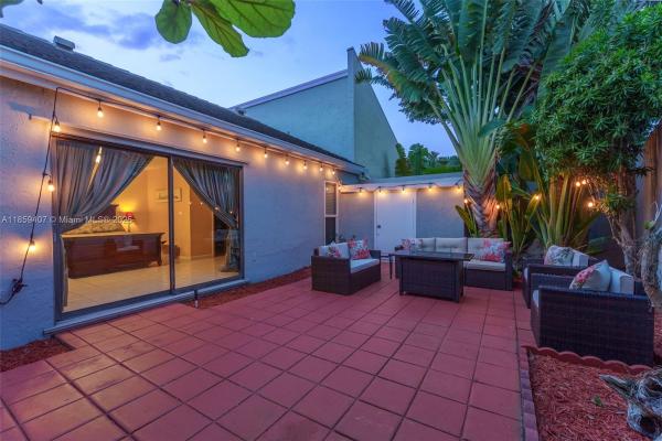 GREENS CAY OF JONATHANS L