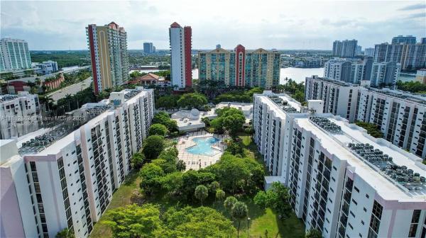 17021 N BAY RD #809, SUNNY ISLES BEACH, FL 33160