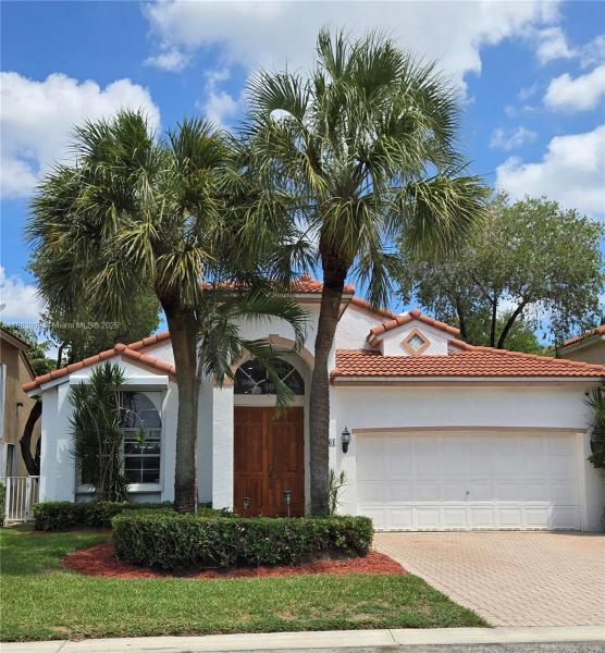 HOLLYWOOD LAKES COUNTRY C