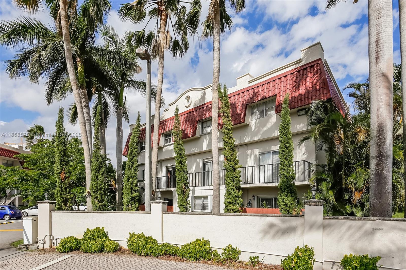 VILLAS OF PINECREST CONDO - фото