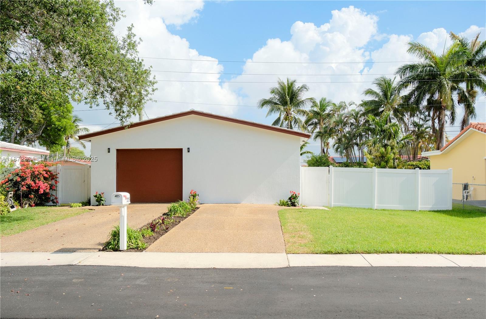 Single Family - фото