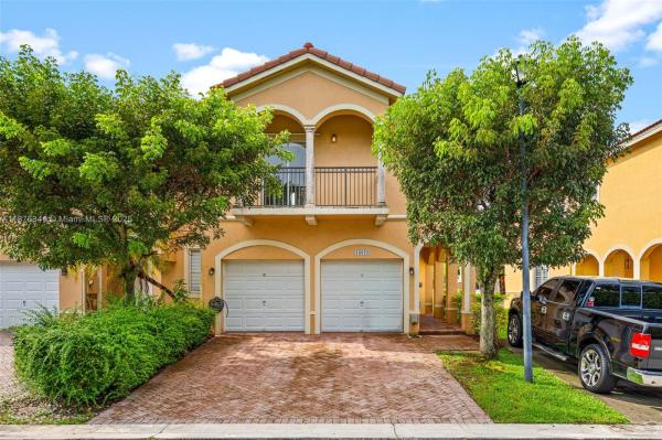 SUNSET LAKE TOWNHOMES