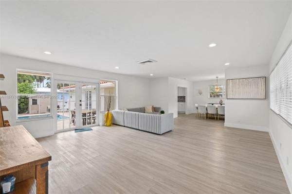 HOLLYWOOD LAKES SECTION