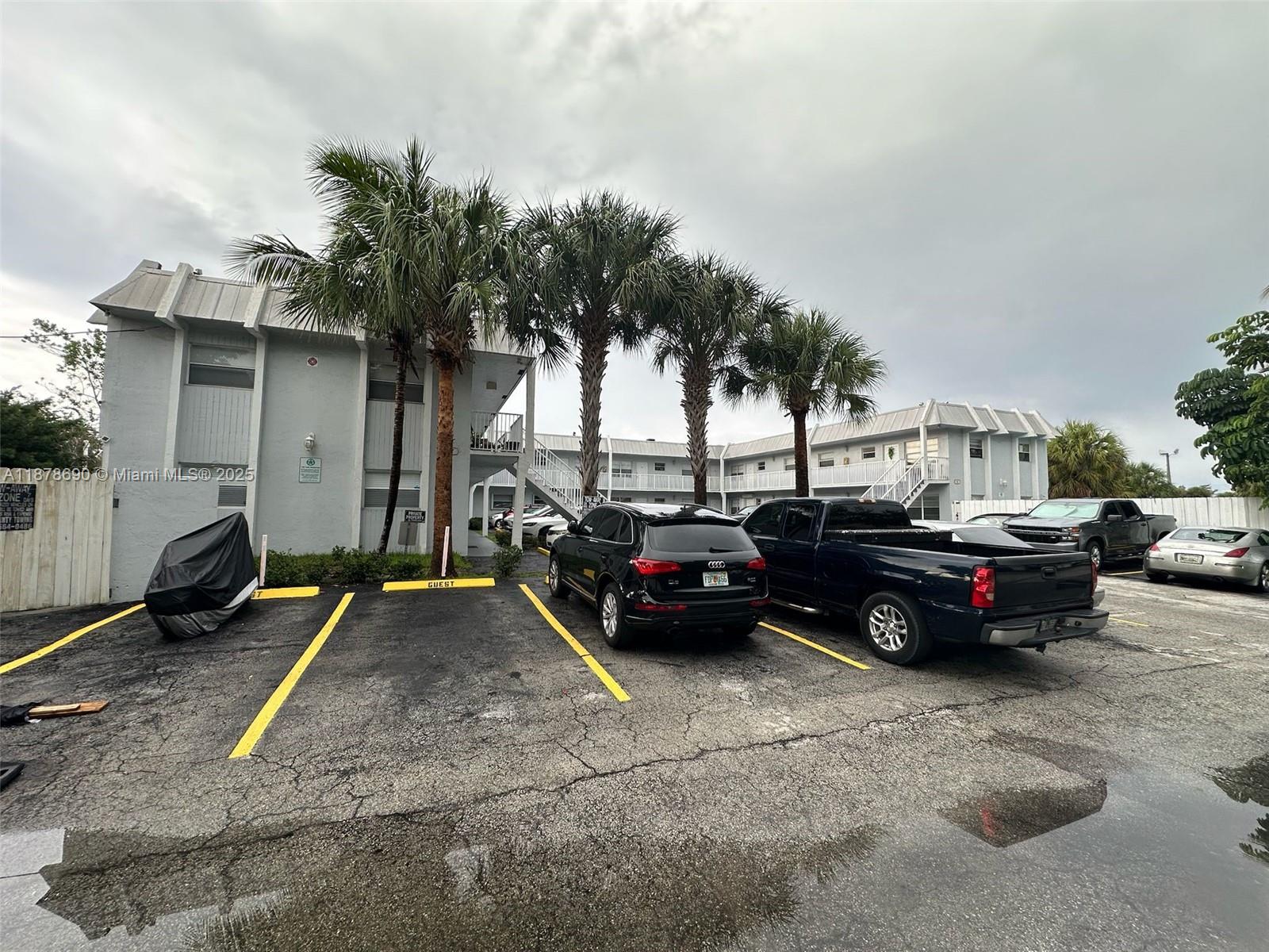 CENTER COURT CONDOMINIUM - фото