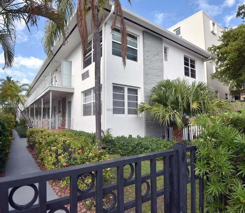 THE SENATE CONDO - фото