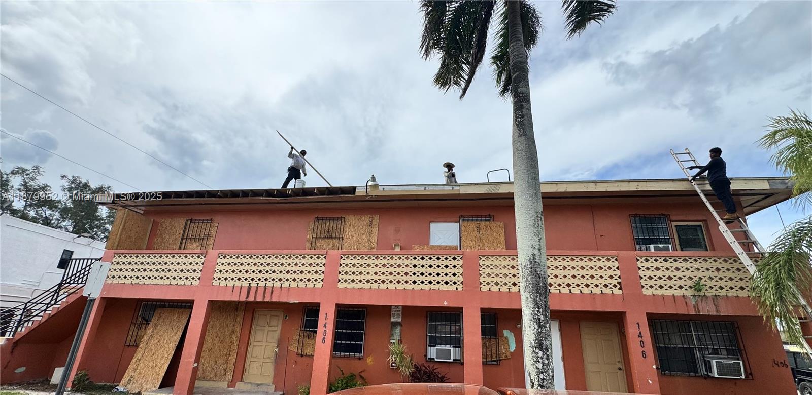 CORAL BAY MANOR - фото