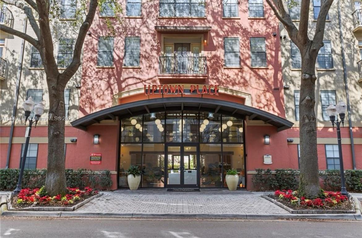 UPTOWN PLACE CONDOMINIUM - фото