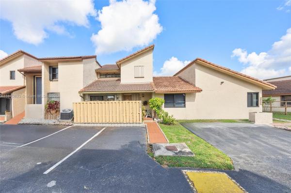 TAMIAMI LAKES TOWNHOUSES