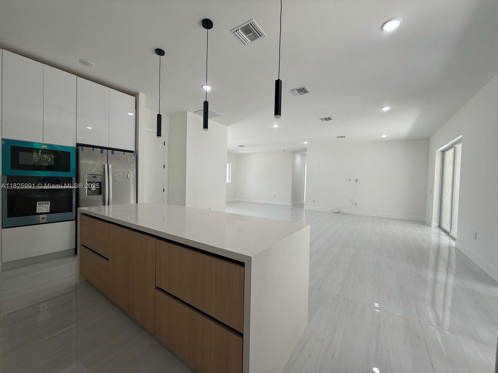 Single Family - фото