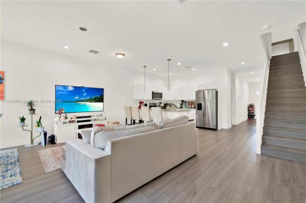 TOWNHOMES ON COCONUT PALM