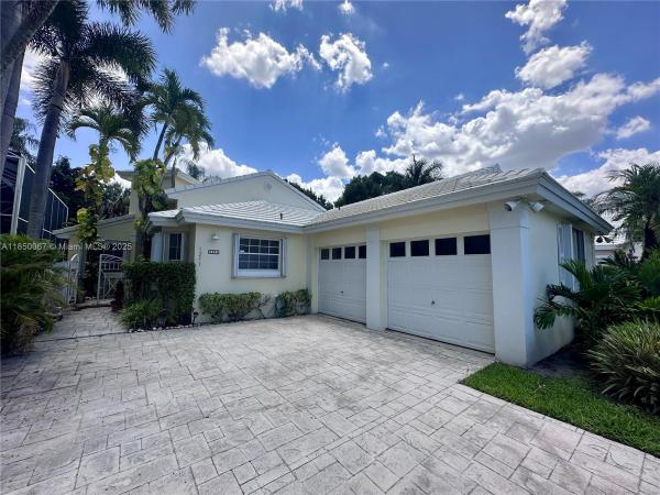 HOLLYWOOD LAKES COUNTRY C