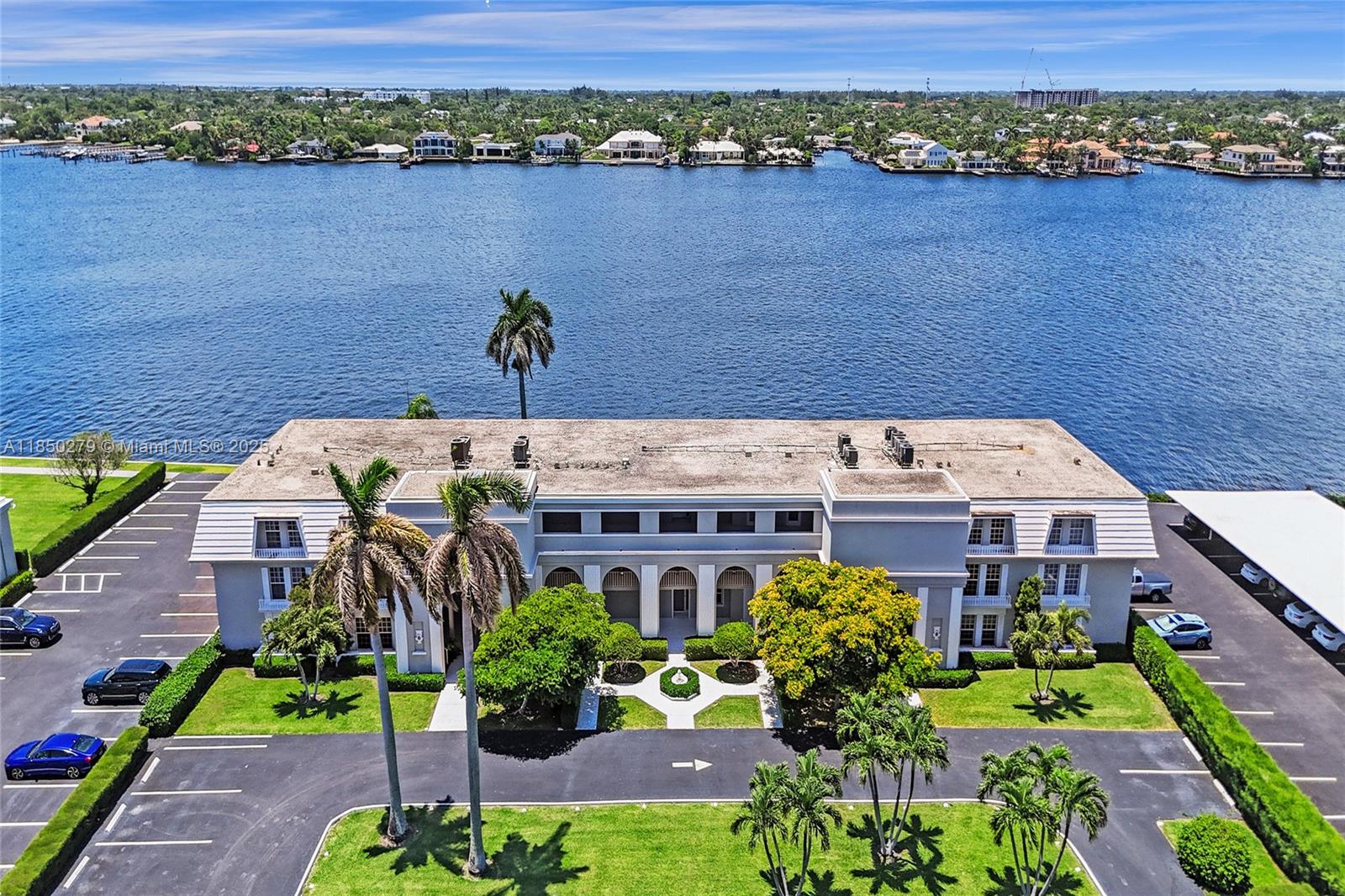 CHATEAU CHEVERNY IBIS ISL - фото