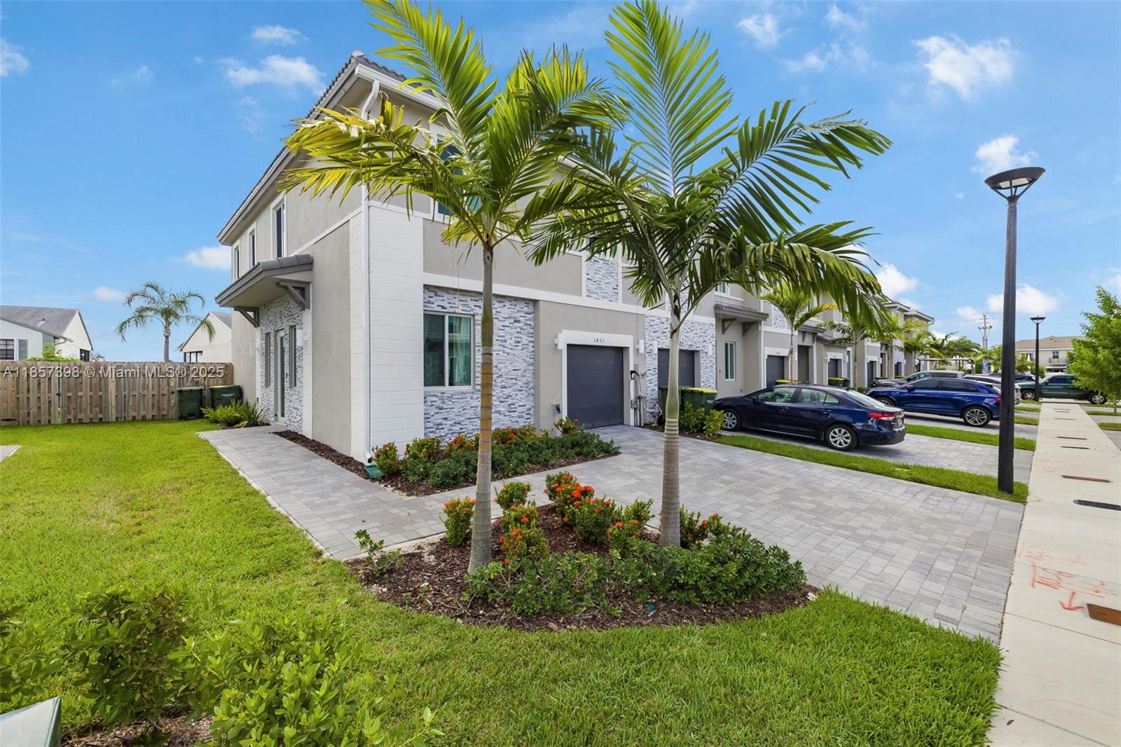 Townhouse - фото