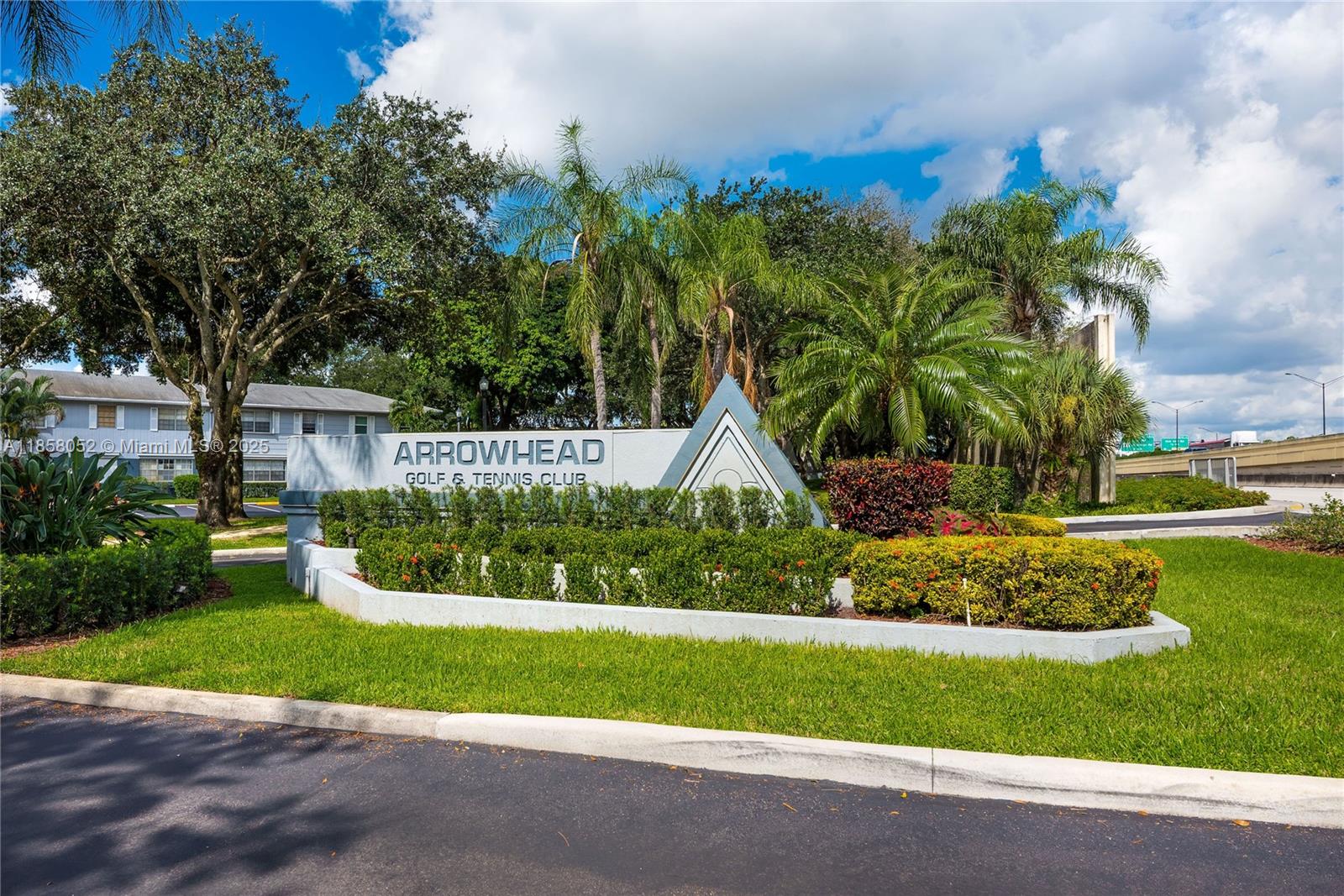 ARROWHEAD GOLF & TENNIS C - фото