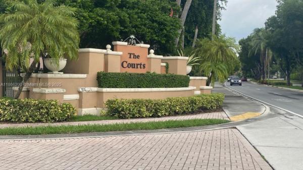 THE COURTS AT DORAL ISLES