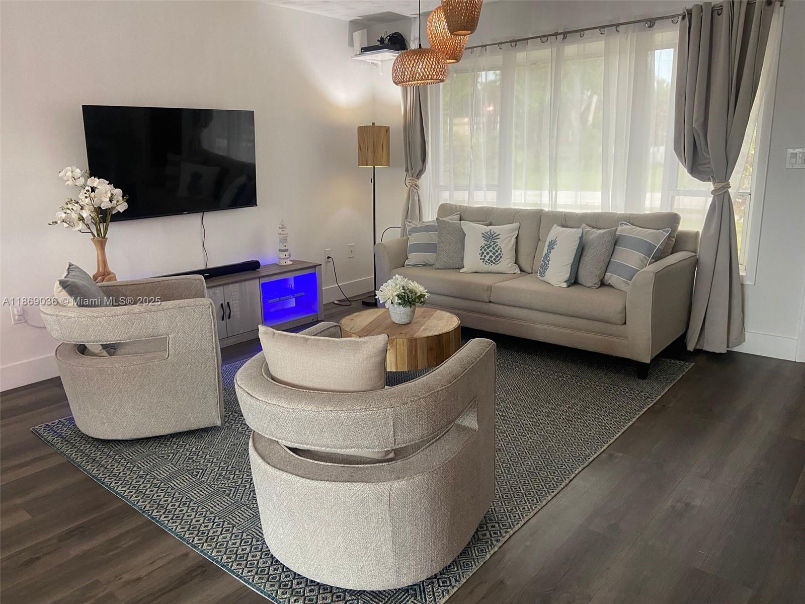 Single Family - фото