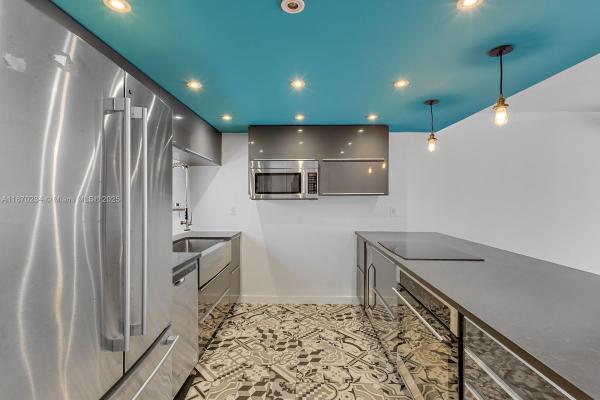 KEY BISCAYNE ONE HUNDRED