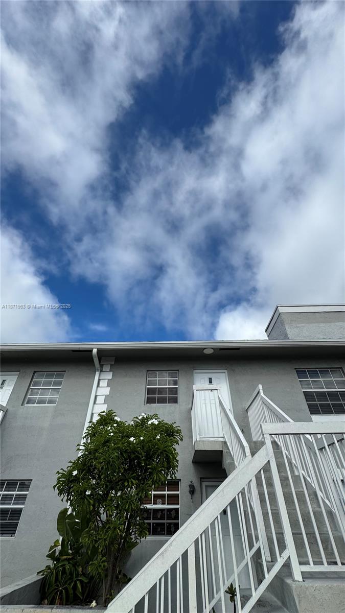 MONTEREY VILLAGE-TWO COND - фото