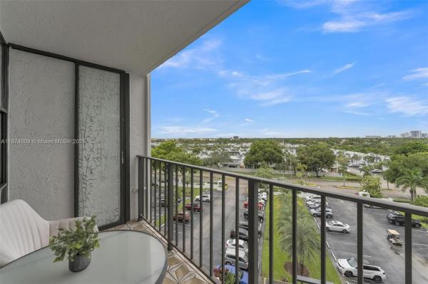 1000 PARKVIEW DR #723, HALLANDALE BEACH, FL 33009