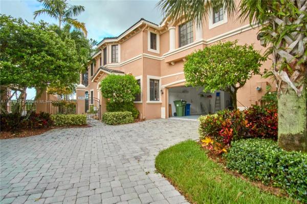 COURTSIDE AT WESTON HILLS