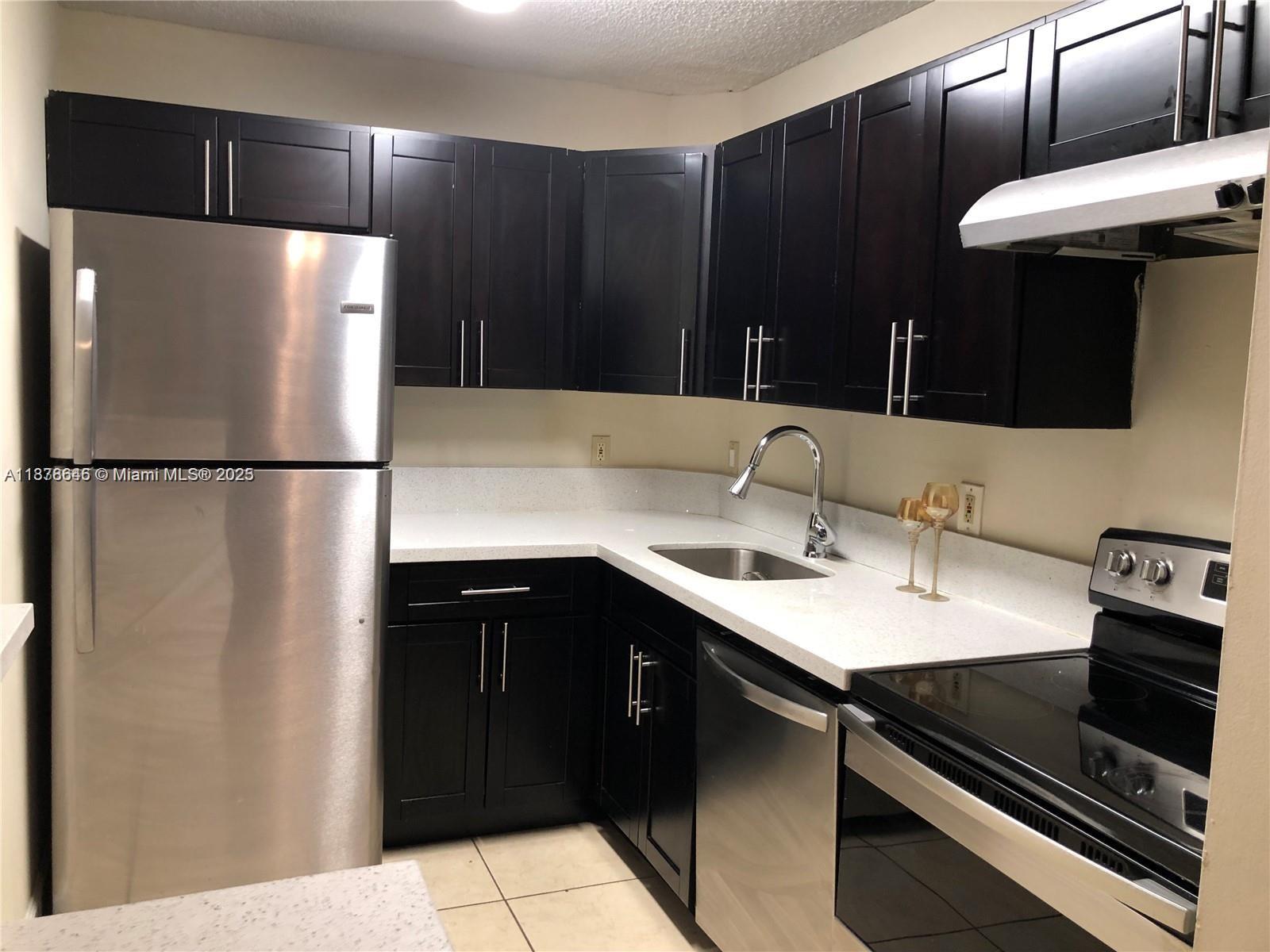 LAKES OF JACARANDA CONDO - фото