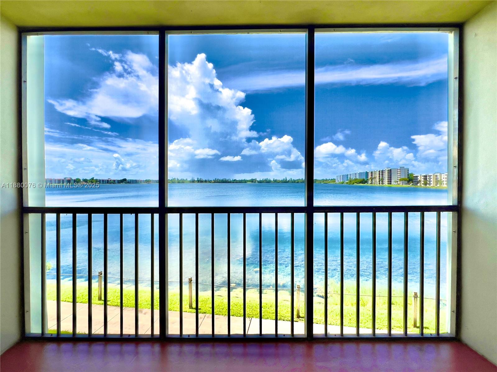 LAKE EMERALD CONDOMINIUM - фото