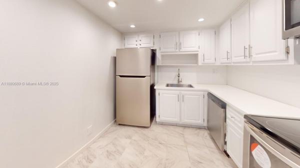 500 THREE ISLANDS BLVD #822, HALLANDALE BEACH, FL 33009