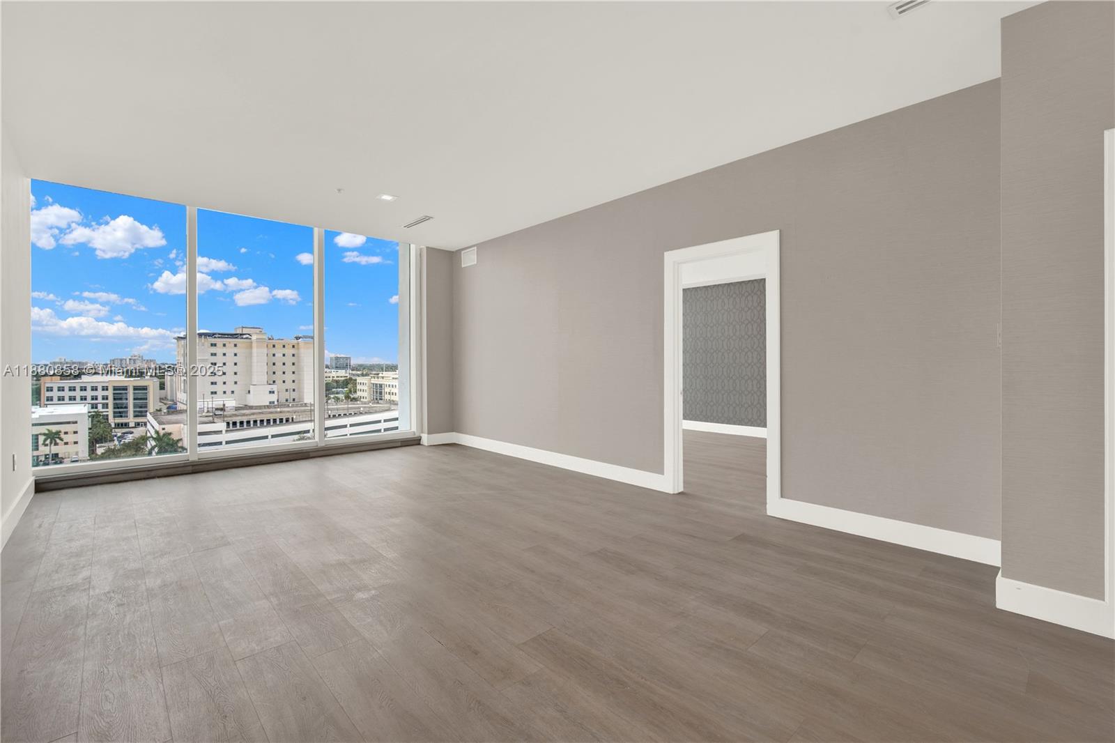 Commercial - фото