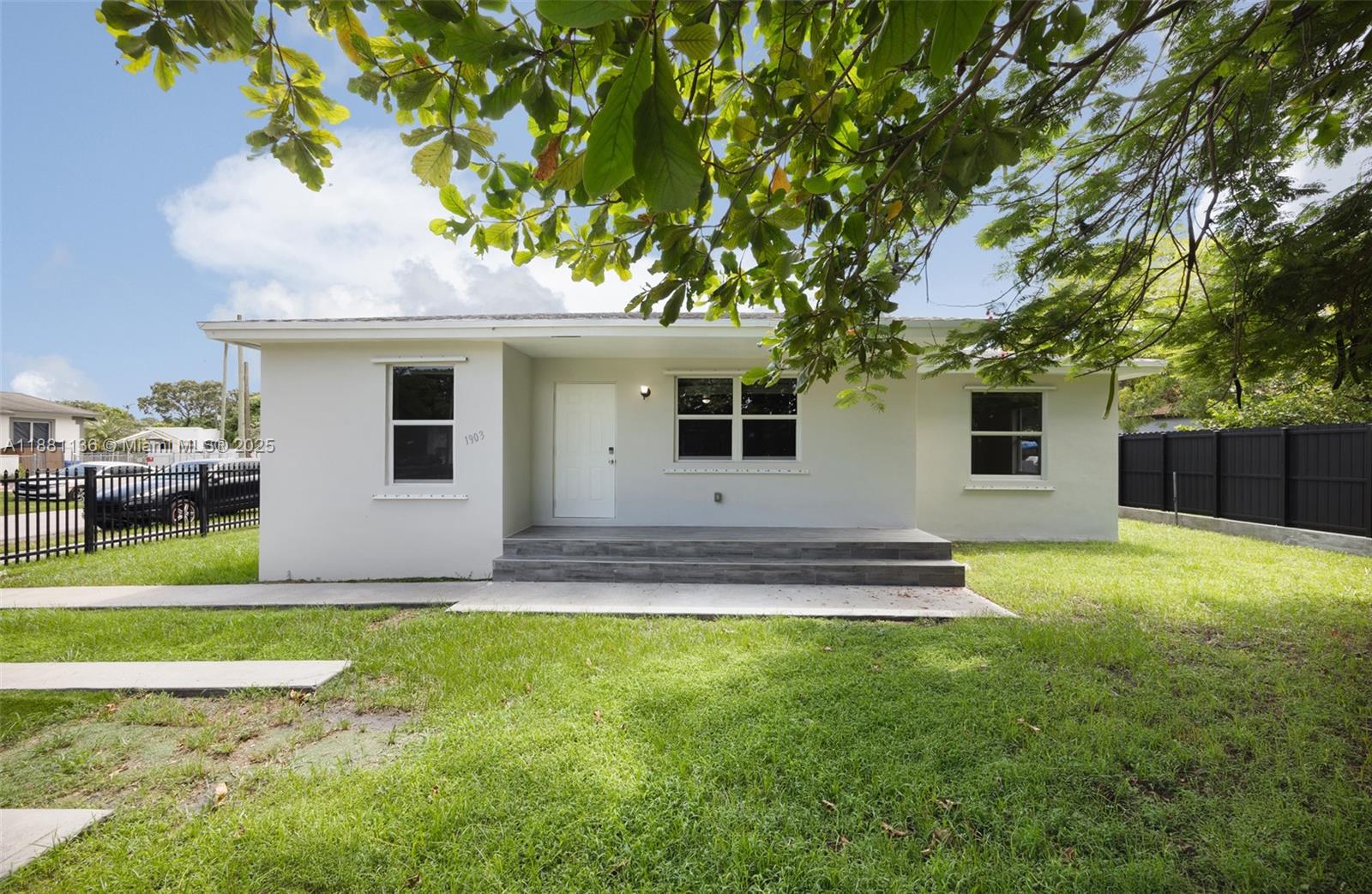 17 AVE MANOR - фото