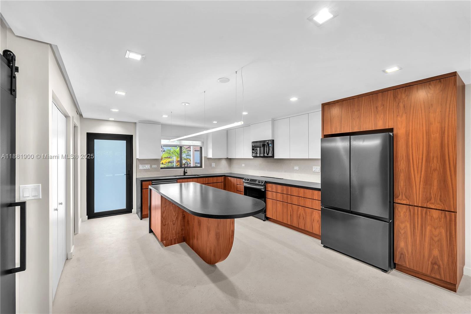 COLLONADE CONDO - фото