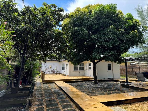 HOLLYWOOD LITTLE RANCHES