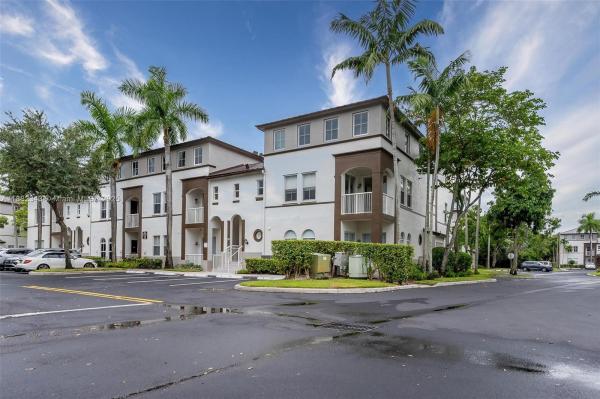 COURTYARDS AT NAUTICA