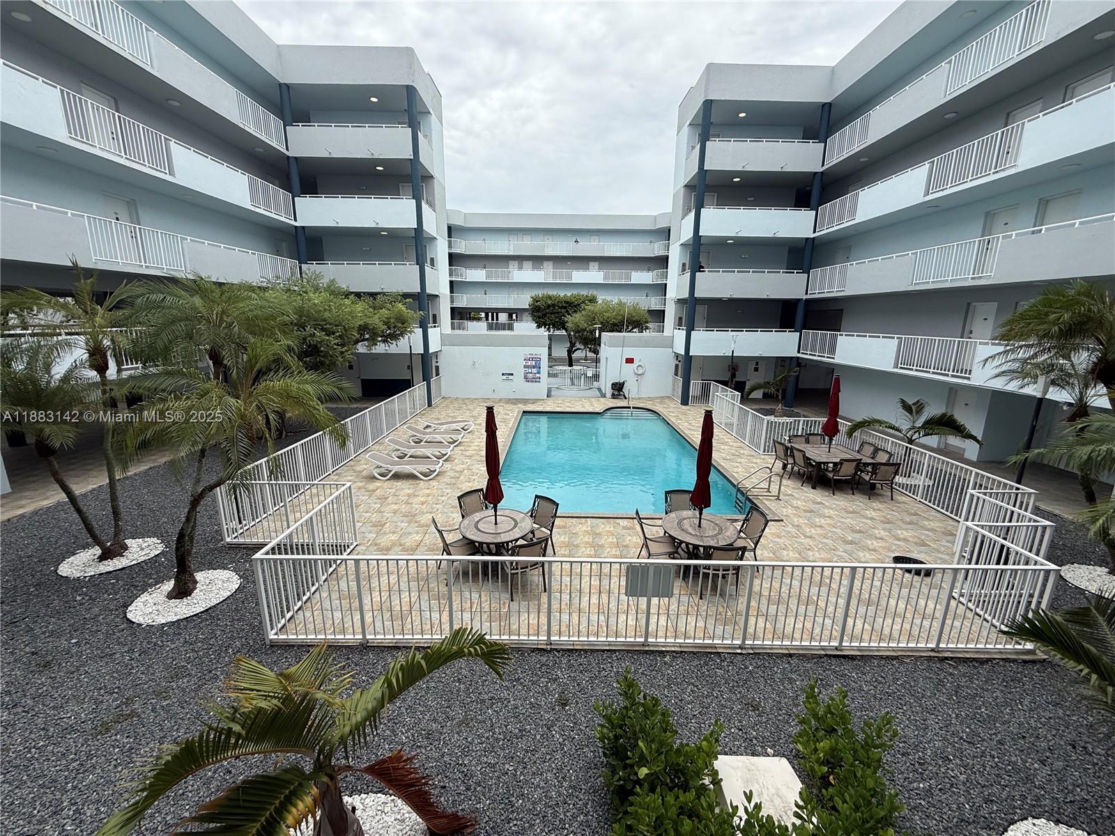 AZUL AT FONTAINEBLEAU CON - фото