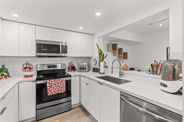 INTERNATIONAL TOWERS COND