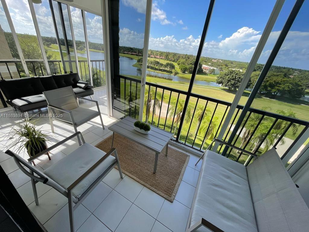 COUNTRY CLUB APTS AT - фото