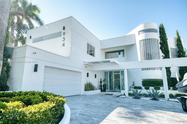 HOLLYWOOD LAKES SECTION