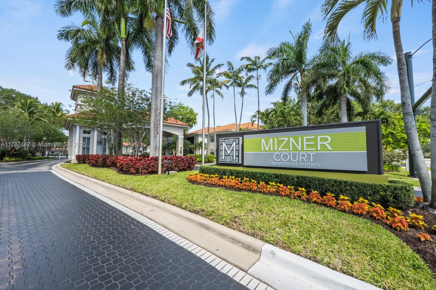 Mizner Court - фото