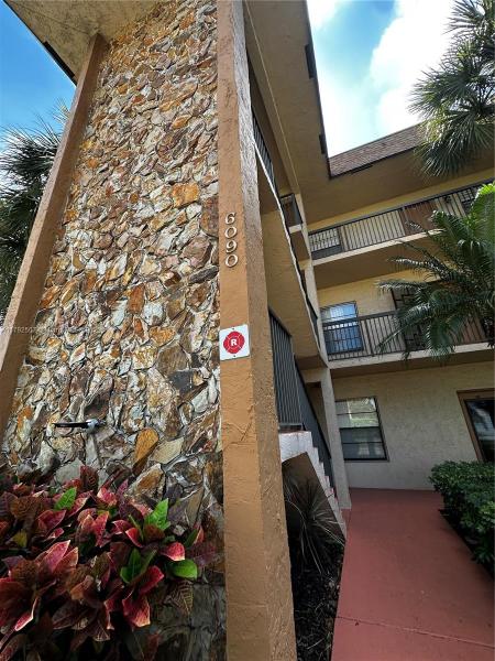 LAKES OF CARRIAGE HILLS