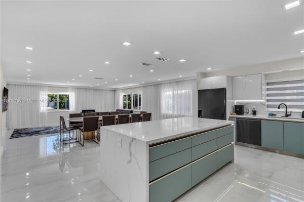 HOLLYWOOD LAKES SECTION