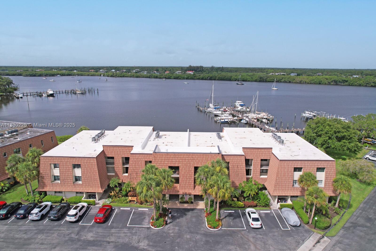 TARPON BAY YACHT CLUB - фото