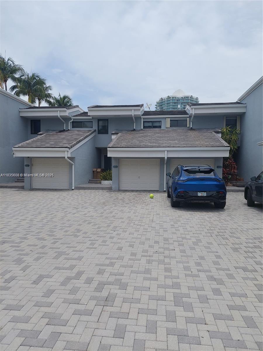 POINCIANA IS YT & RCQ CLU - фото