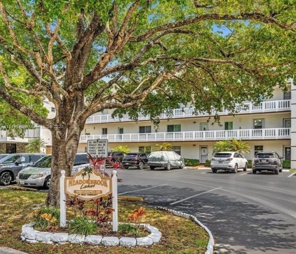 MEADOWBROOK LAKES CONDO