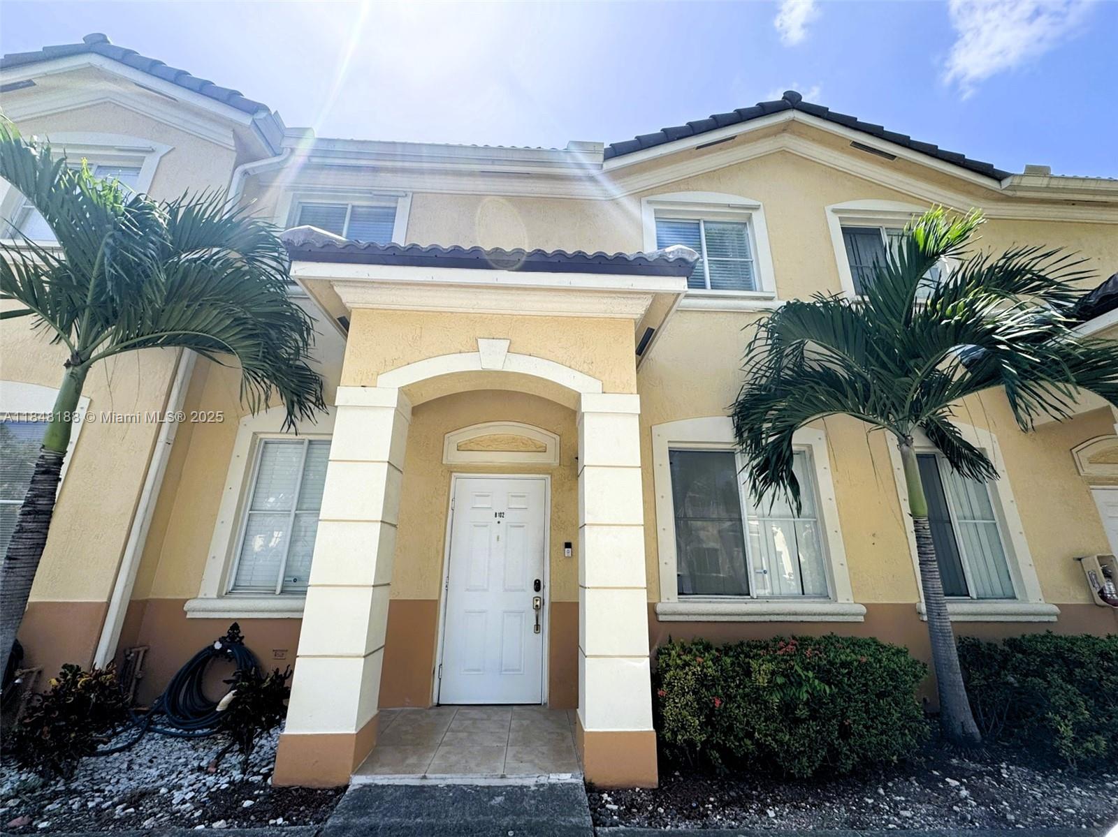 Townhouse - фото