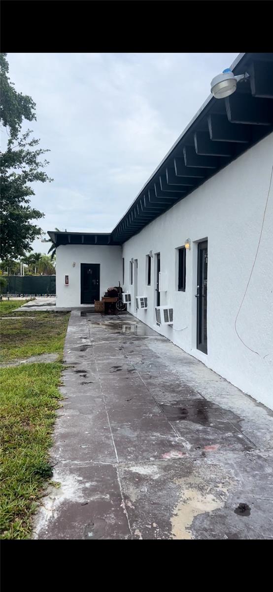 CORAL BAY MANOR - фото