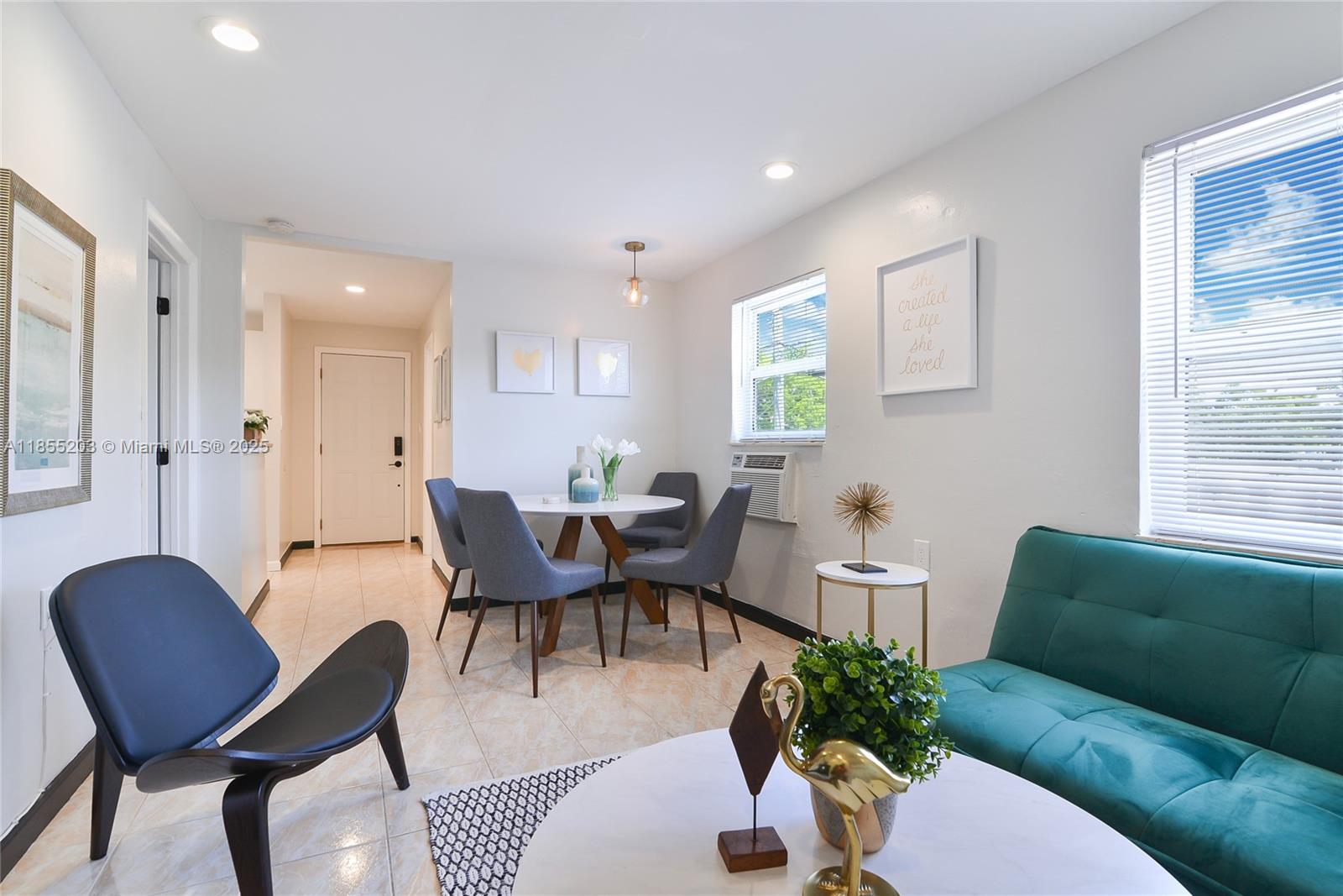 HOLLYWOOD - фото